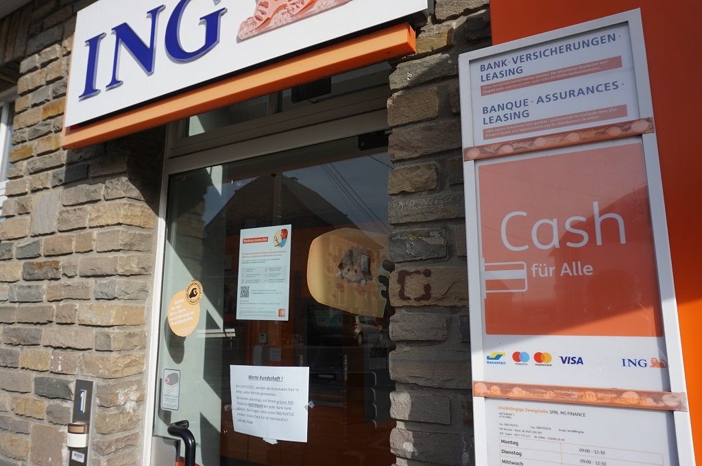 Ein Beispiel für den Rückzug der Banken: Mitte der Woche sind in Amel die Automaten der ING außer Betrieb genommen worden (Bild: Stephan Pesch/BRF).