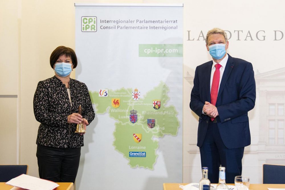 In der 65. Plenarsitzung des IPR übernahm die französische Region Grand-Est den Vorsitz vom Saarland: die neue Präsidentin Nicole Muller-Becker und Vorgänger Stephan Toscani (Bild: Landtag des Saarlandes, D. Roschy)