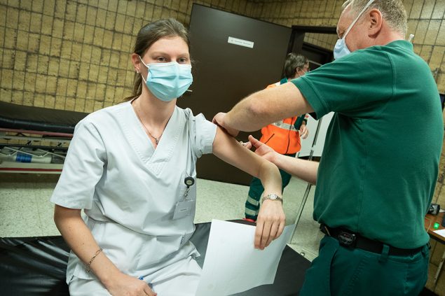 Corona-Impfung im Militärkrankenhaus von Neder-Over-Heembeek (Bild: Benoit Doppagne/Belga)