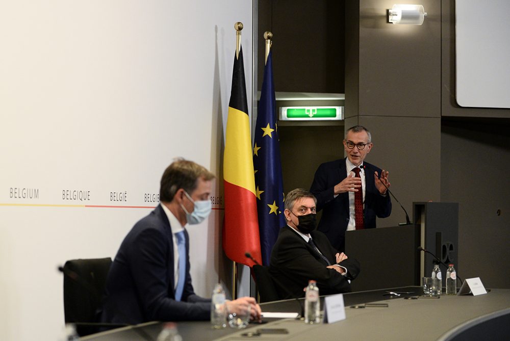 Premier Alexander De Croo, der flämische Ministerpräsident Jan Jambon und Gesundheitsminister Frank Vandenbroucke bei der Pressekonferenz nach dem Konzertierungsausschuss am Freitag (Bild: Johanna Geron/Belga)