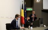 Premier Alexander De Croo, der flämische Ministerpräsident Jan Jambon und Gesundheitsminister Frank Vandenbroucke bei der Pressekonferenz nach dem Konzertierungsausschuss am Freitag (Bild: Johanna Geron/Belga)