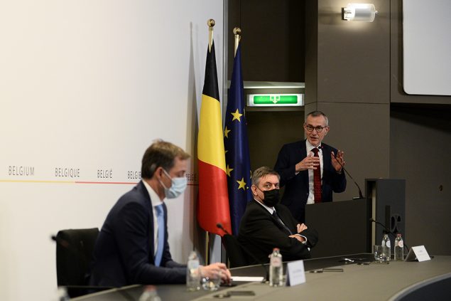Premier Alexander De Croo, der flämische Ministerpräsident Jan Jambon und Gesundheitsminister Frank Vandenbroucke bei der Pressekonferenz nach dem Konzertierungsausschuss am Freitag (Bild: Johanna Geron/Belga)
