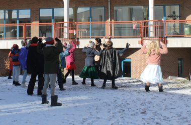 Schüler bringen Karneval vor die Eupener Seniorenheime (Bild: Melanie Ganser/BRF)