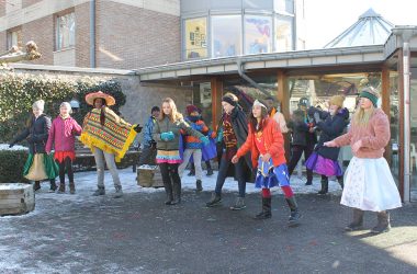 Schüler bringen Karneval vor die Eupener Seniorenheime (Bild: Melanie Ganser/BRF)