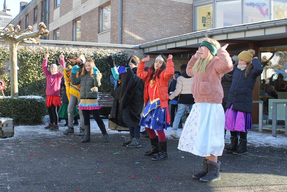 Schüler bringen Karneval vor die Eupener Seniorenheime (Bild: Melanie Ganser/BRF)