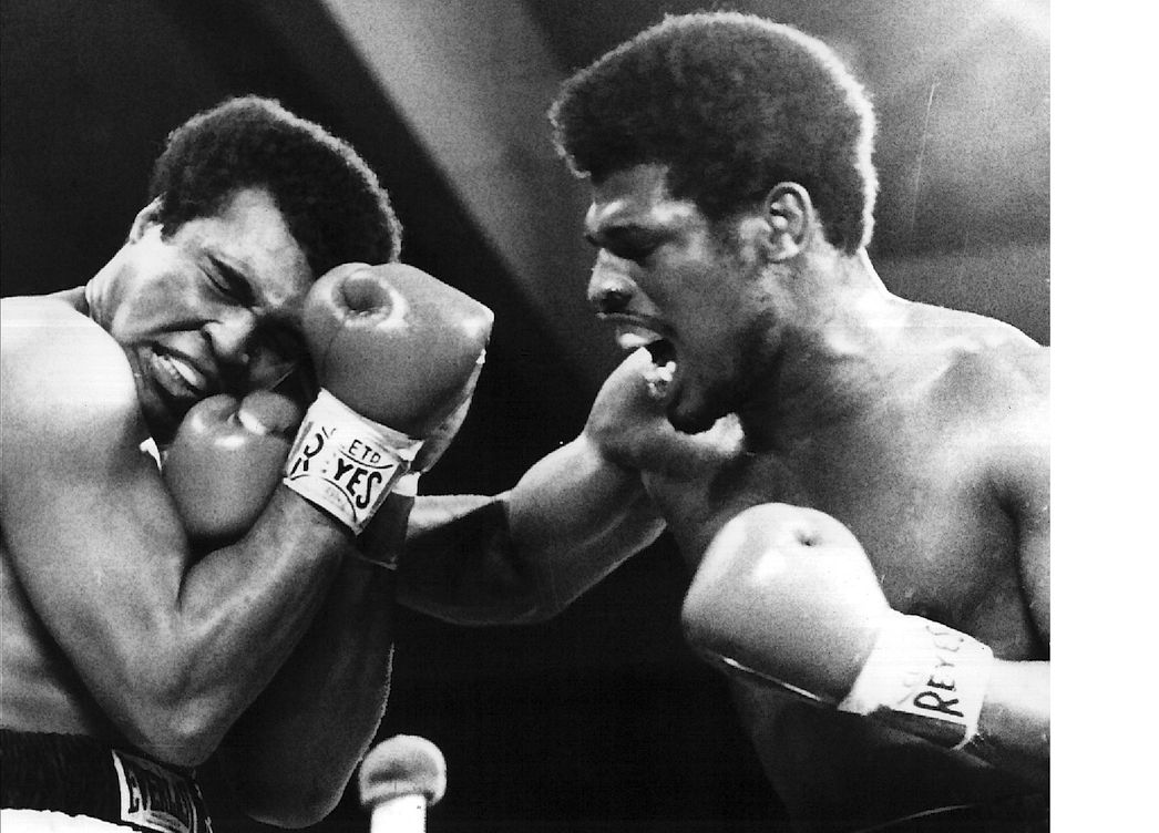 Leon Spinks (rechts) bei einem Boxkampf gegen Muhammad Ali (Bild: JEP/WST/BELGA)