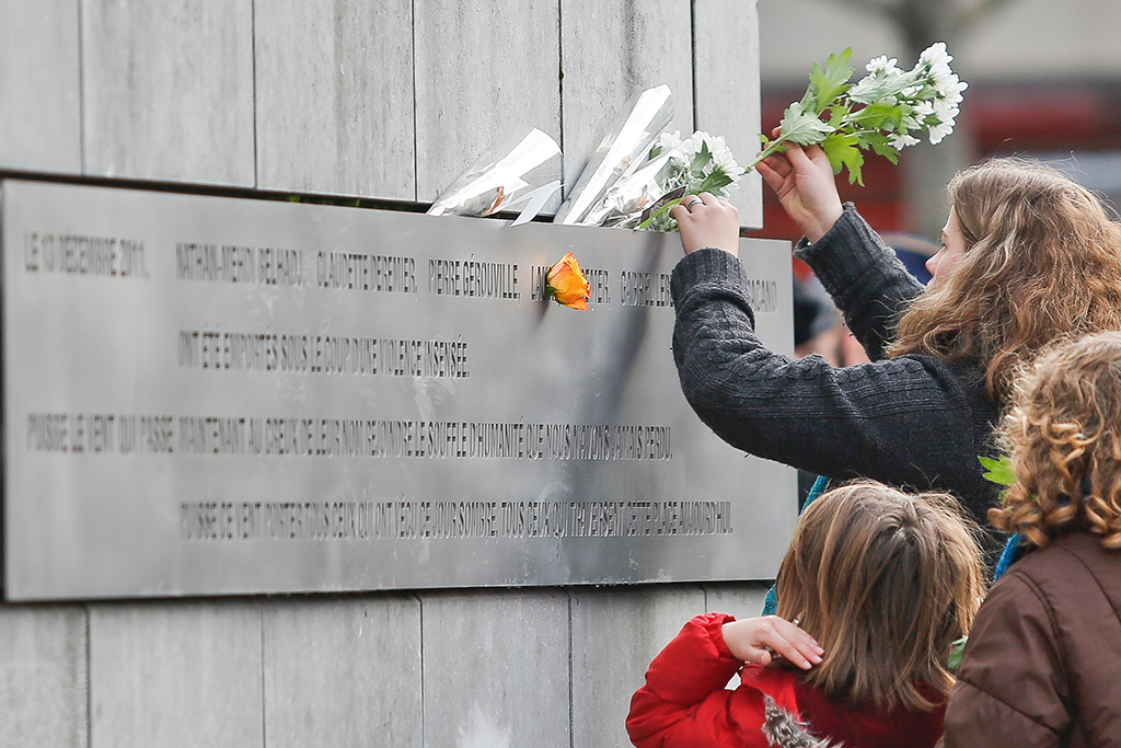 Gedenktafel für die Opfer des Amoklaufs in Lüttich, ein Jahr nach dem Anschlag (Bild: Bruno Faby/Belga)