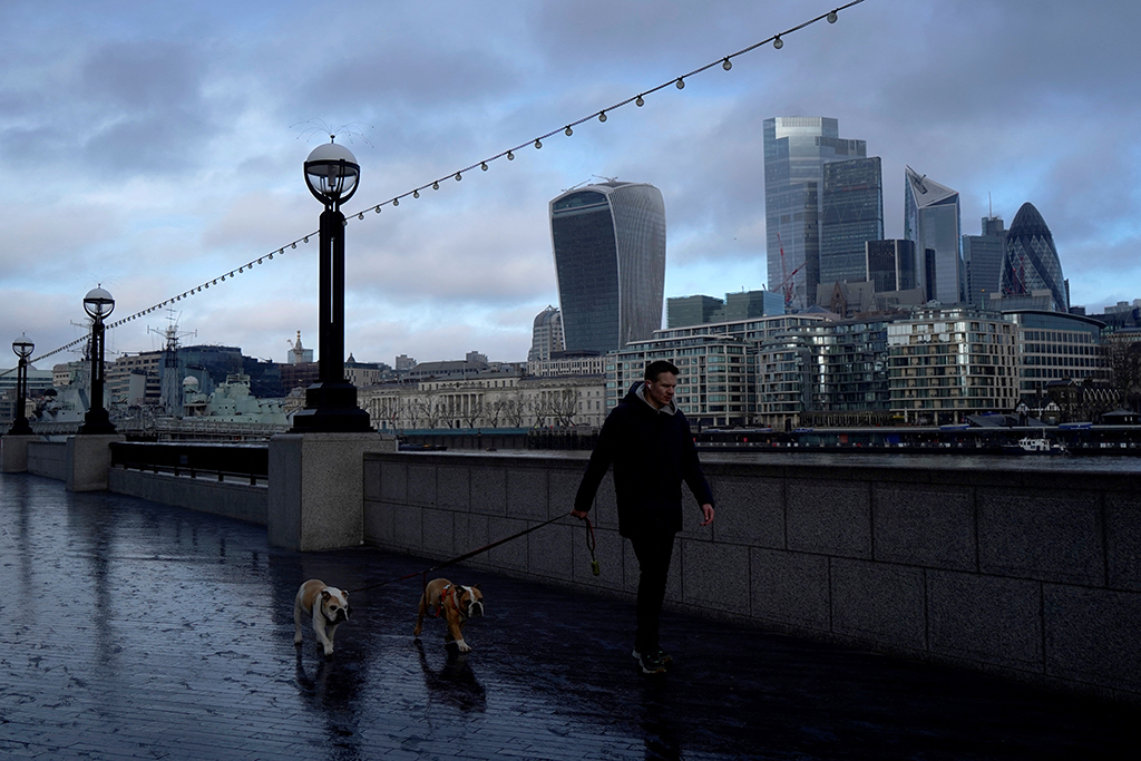 Fußgänger mit Hunden in London (Bild: Niklas Halle'n/AFP)