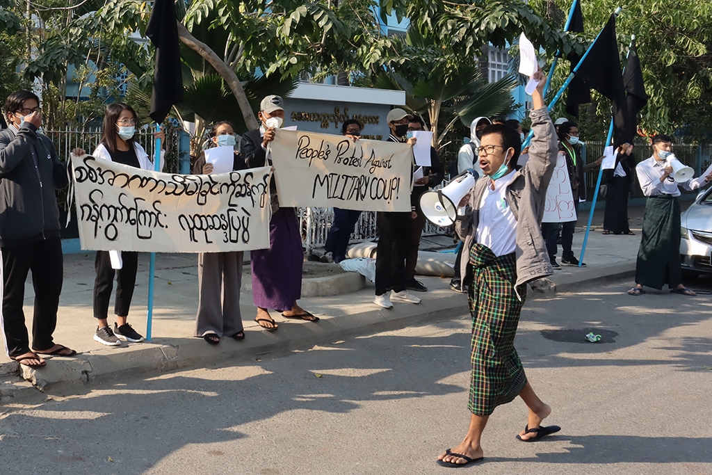 Straßenproteste in Mandalay gegen den Militärputsch (Bild: STR/AFP)