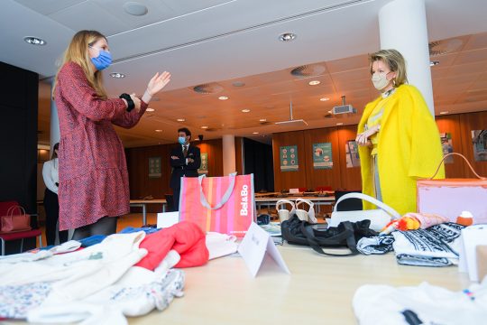 Königin Mathilde im Gespräch mit einer Vertreterin der Modeindustrie (Bild: Laurie Dieffembacq/Belga)
