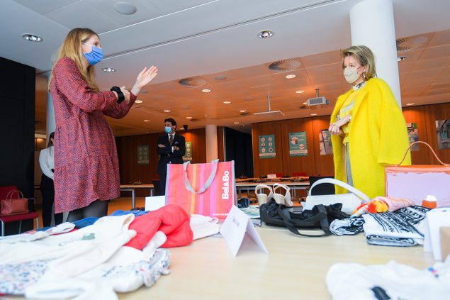 Königin Mathilde im Gespräch mit einer Vertreterin der Modeindustrie (Bild: Laurie Dieffembacq/Belga)