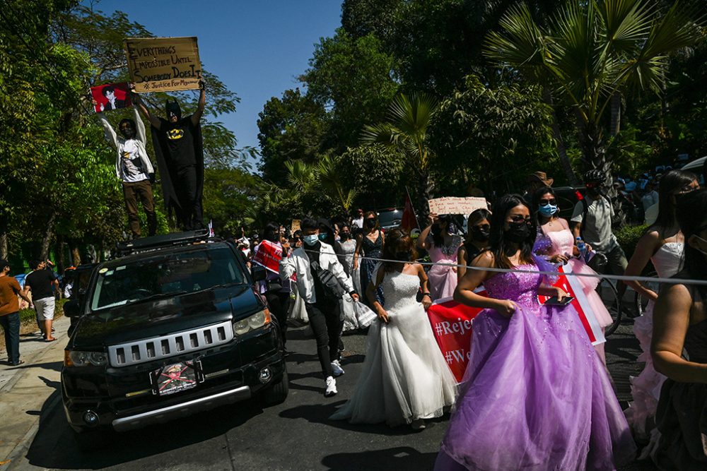 Menschen in Kostümen protestieren mit gegen den Militärputsch in Myanmar (Bild: Thu/AFP)