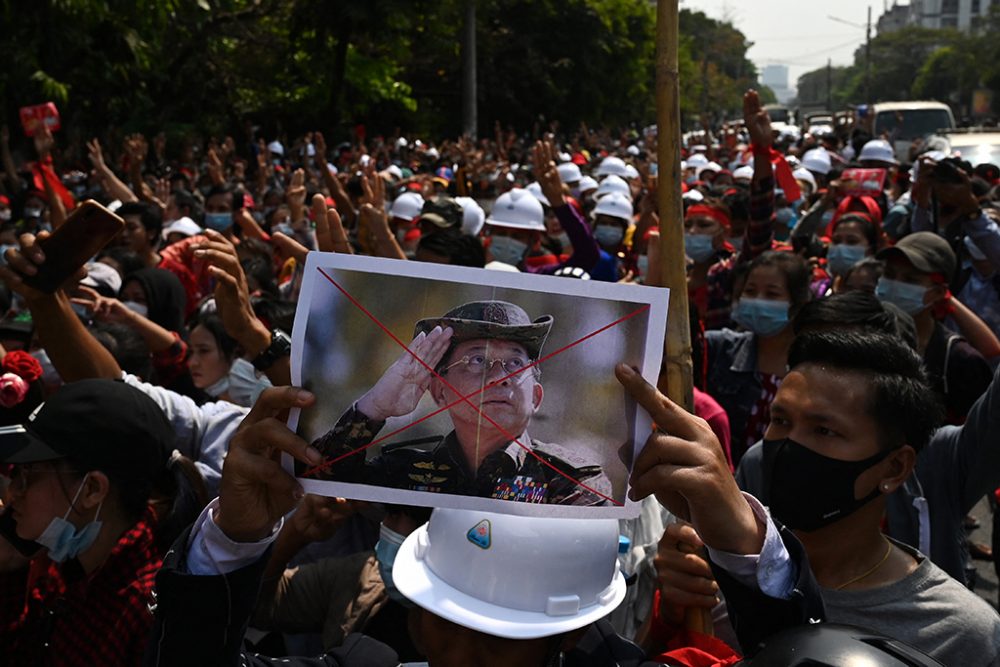 Demonstranten mit einem Bild des Militärchefs Min Aung Hlaing (Bild: STR/AFP)