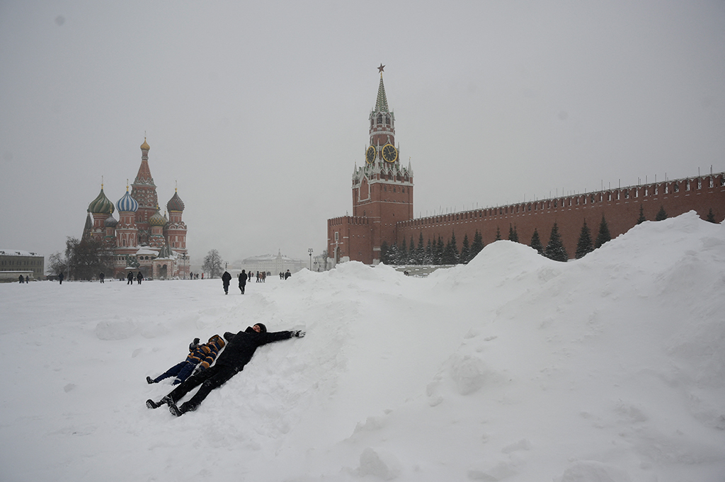 Dicke Schneedecke über Moskau (Bild: Natalia Kolesnikova/AFP)