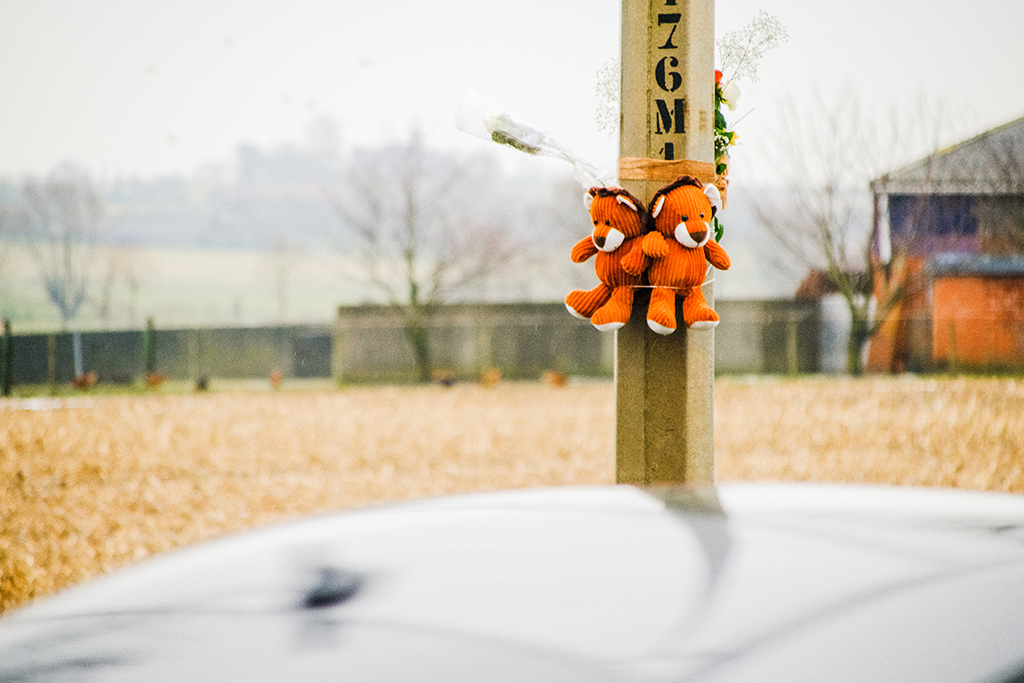 Mouscron: Teddybären am Unfallort (Bild: Justin Namur/Belga)