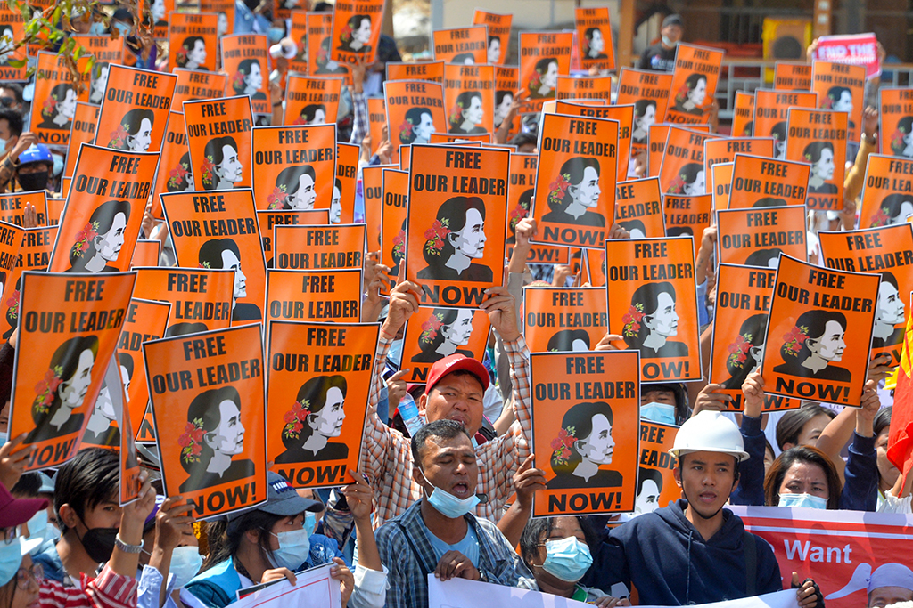 Demonstranten fordern: Lasst unsere Regierungschefin frei! (Bild: STR/AFP)