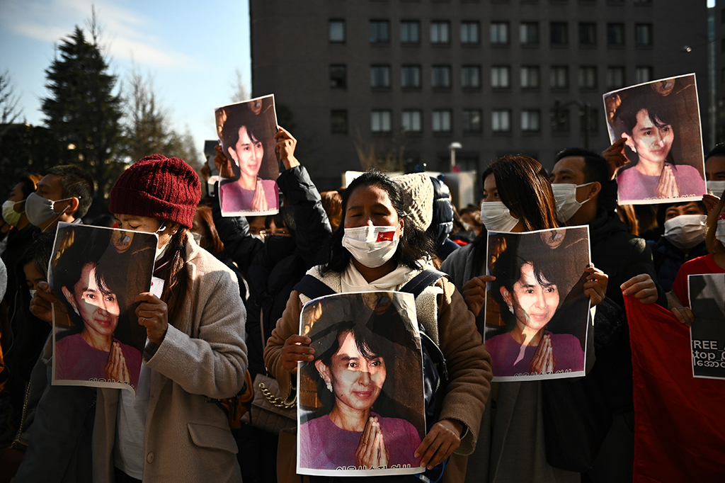 Demonstranten halten Bilder der entmachteten De-Facto-Regierungschefin Aung San Suu Kyi (Bild: Philip Fong/AFP)