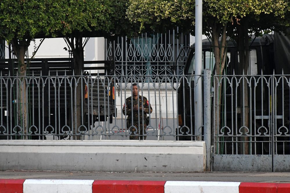 Soldat vor dem Rathaus in Yangon/Rangun (Bild: STR/AFP)