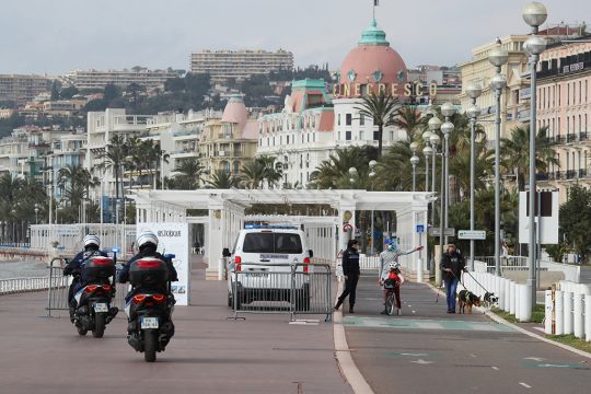 Polizeikontrolle in Nizza am ersten Tag des Wochenend-Lockdowns (Bild: Valery Hache/AFP)