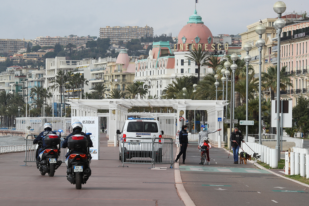 Polizeikontrolle in Nizza am ersten Tag des Wochenend-Lockdowns (Bild: Valery Hache/AFP)