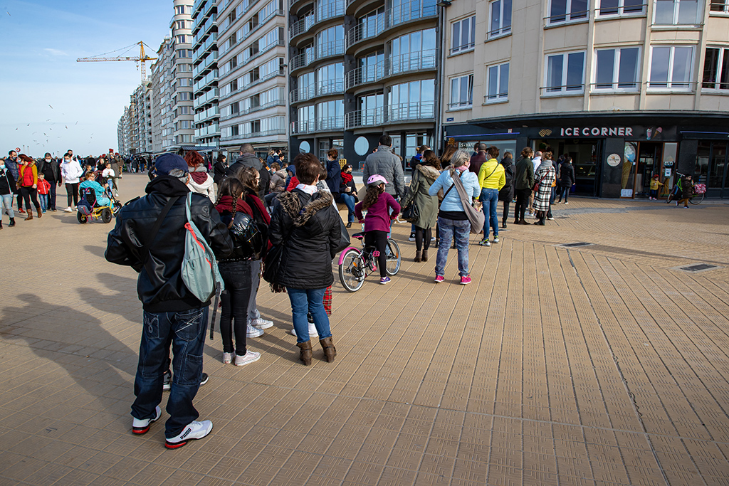 Schlange stehen für ein Eis am Samstag in Ostende (Bild: Kurt Desplenter/Belga)