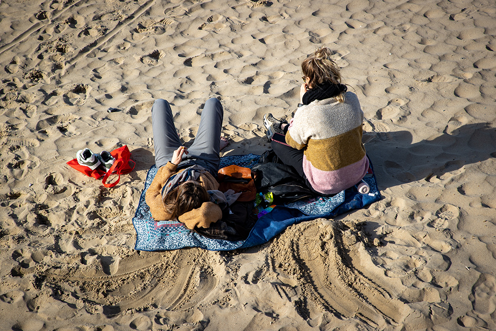 Menschen am Strand von Ostende (Bild: Kurt Desplenter/Belga)