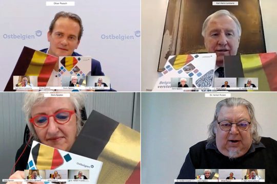 Stellten die vierte Auflage bei einer Online-Pressekonferenz vor: Ministerpräsident Oliver Paasch, Parlamentspräsident Karl-Heinz Lambertz, Doris Spoden von Alteo und der Historiker Dr. Herbert Ruland (Bild: Kabinett Paasch)