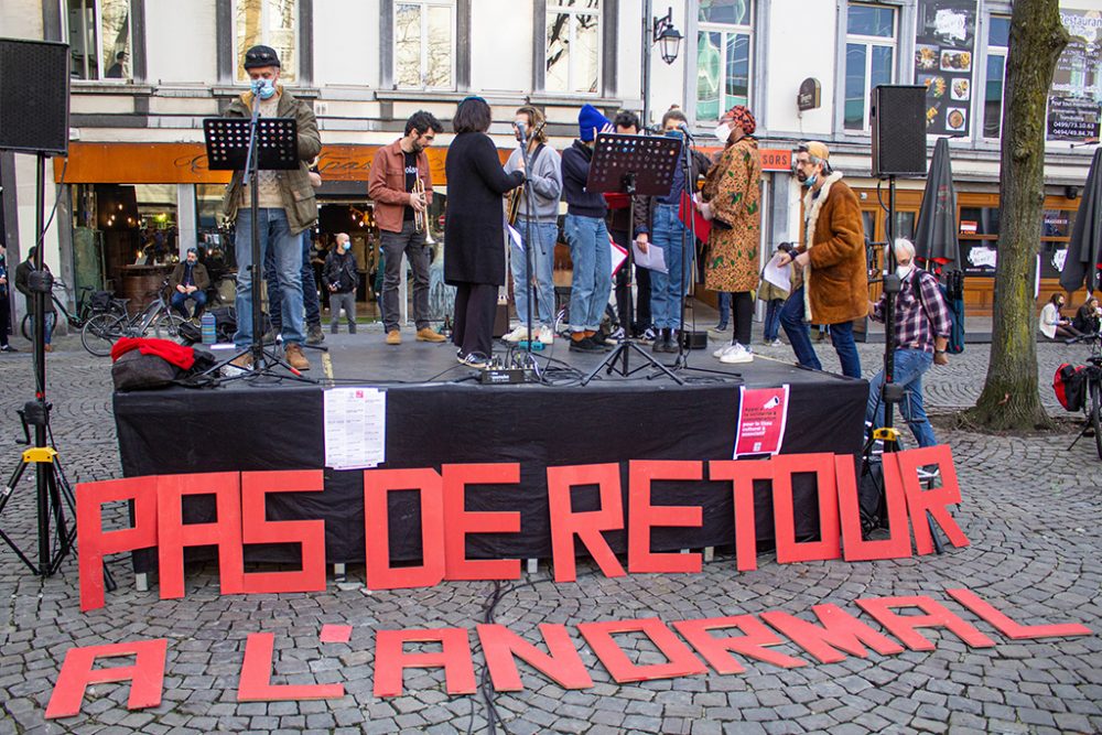 Still Standig: Protest des Kultursektors in Lüttich (Bild: Thomas Michiels/Belga)