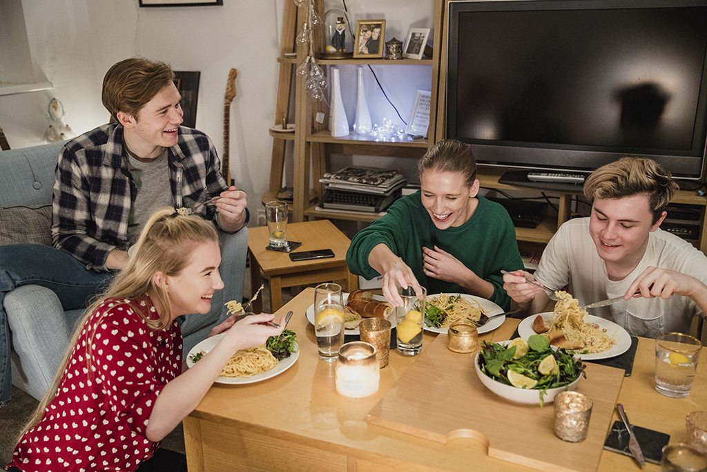 Studenten, die zusammen wohnen, gelten unter bestimmten Umständen als ein Haushalt (© Bildagentur PantherMedia / Graham Oliver)