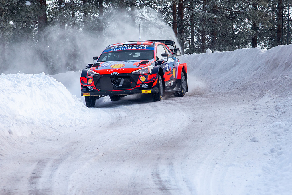 Ott Tänak setzt sich zum Auftakt der Arctic Rallye Finnland an die Spitze (Bild: Fabien Dufour/Hyundai Motorsport)