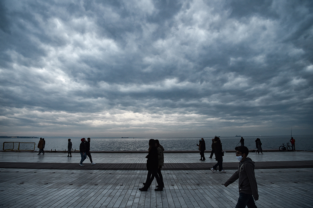 Spaziergänger in Thessaloniki am Sonntag (Bild: Sakis Mitrolidis/AFP)