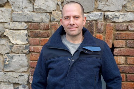 Thierry Goor aus Astenet leidet am sogenannten "Stiff-Person-Syndrom" und kämpft vor Gericht für die Übernahme der Behandlungskosten (Bild: Stephan Pesch/BRF)