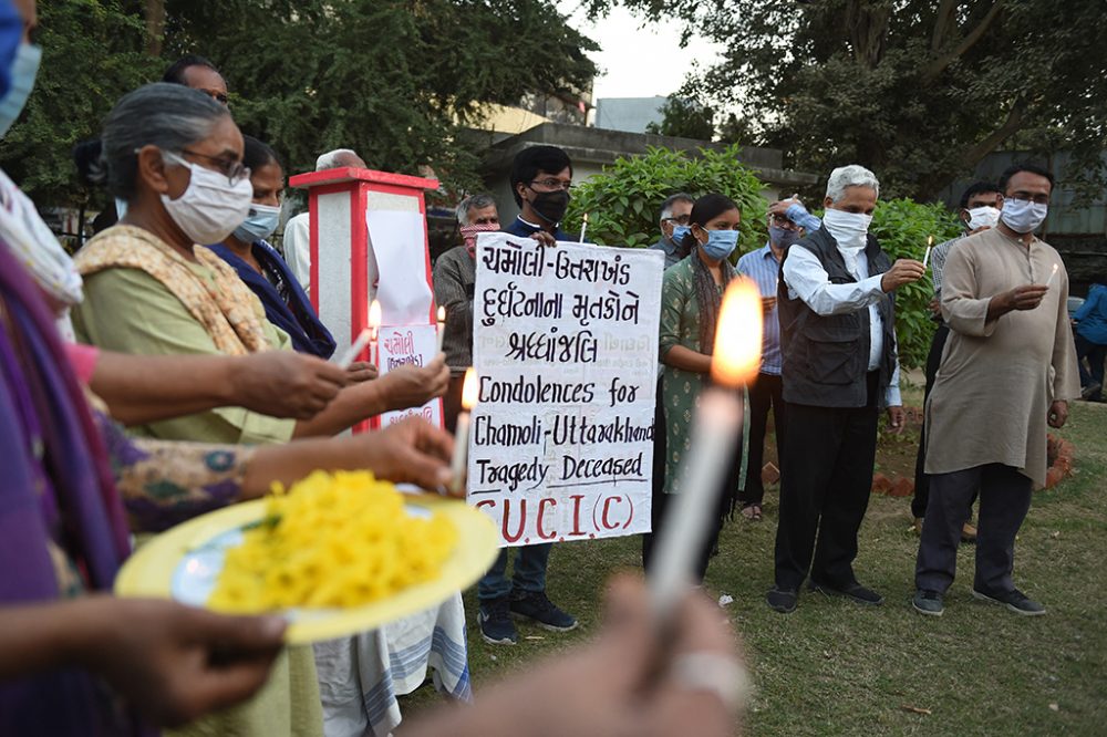 Gedenken an die Opfer der schweren Sturzflut in Indien (Bild: Sam Panthaky/Members of Socialist Unity Ce/AFP)