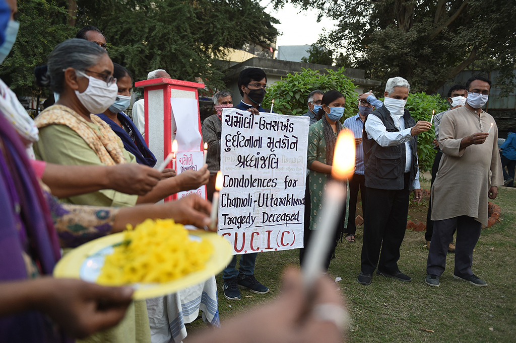Gedenken an die Opfer der schweren Sturzflut in Indien (Bild: Sam Panthaky/Members of Socialist Unity Ce/AFP)