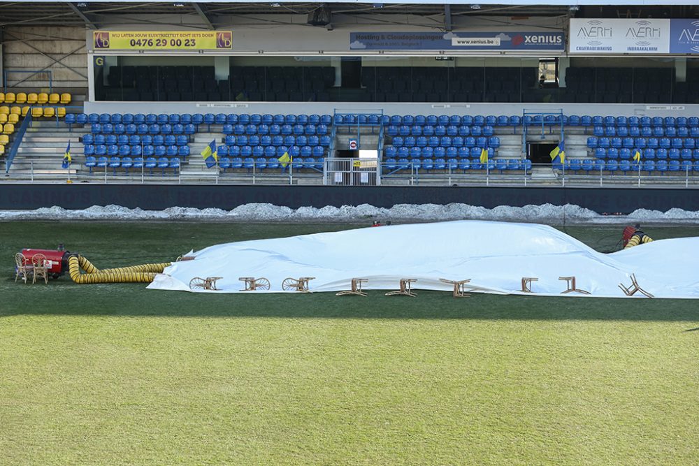 Allen Bemühungen zum Trotz: Der Fußballplatz in Beveren blieb am Samstag unbespielbar (Bild: David Pintens/Belga)