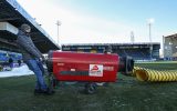 Allen Bemühungen zum Trotz: Der Fußballplatz in Beveren blieb am Samstag unbespielbar (Bild: David Pintens/Belga)