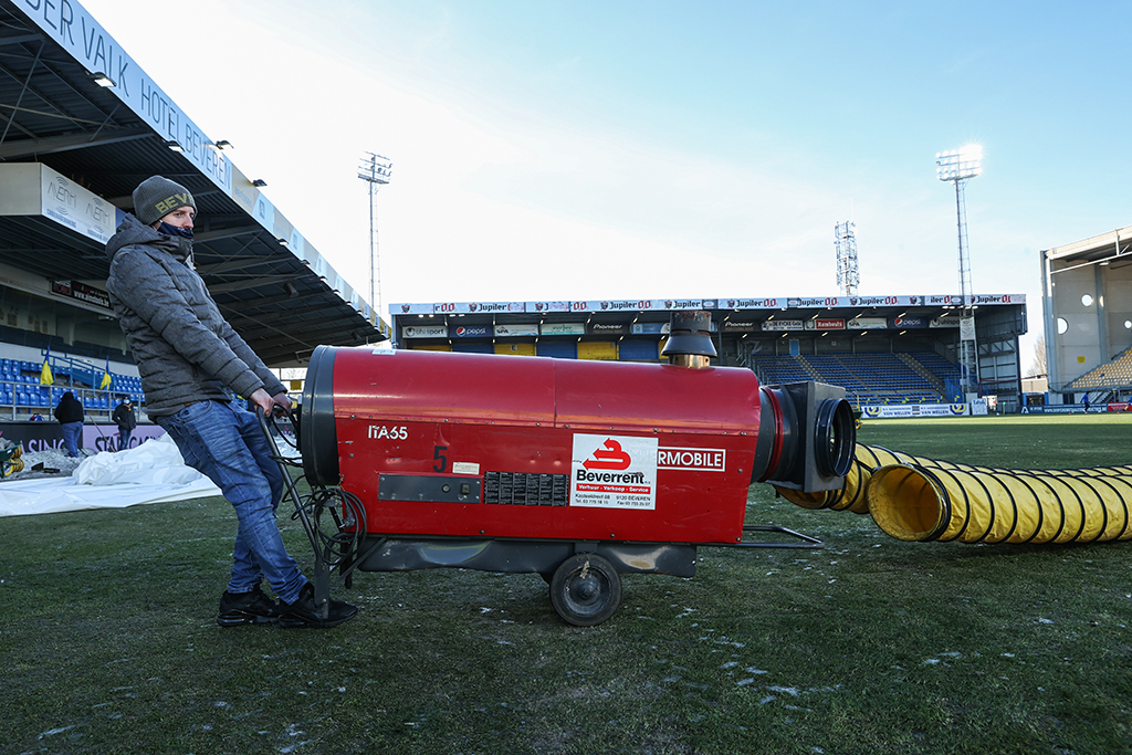 Allen Bemühungen zum Trotz: Der Fußballplatz in Beveren blieb am Samstag unbespielbar (Bild: David Pintens/Belga)