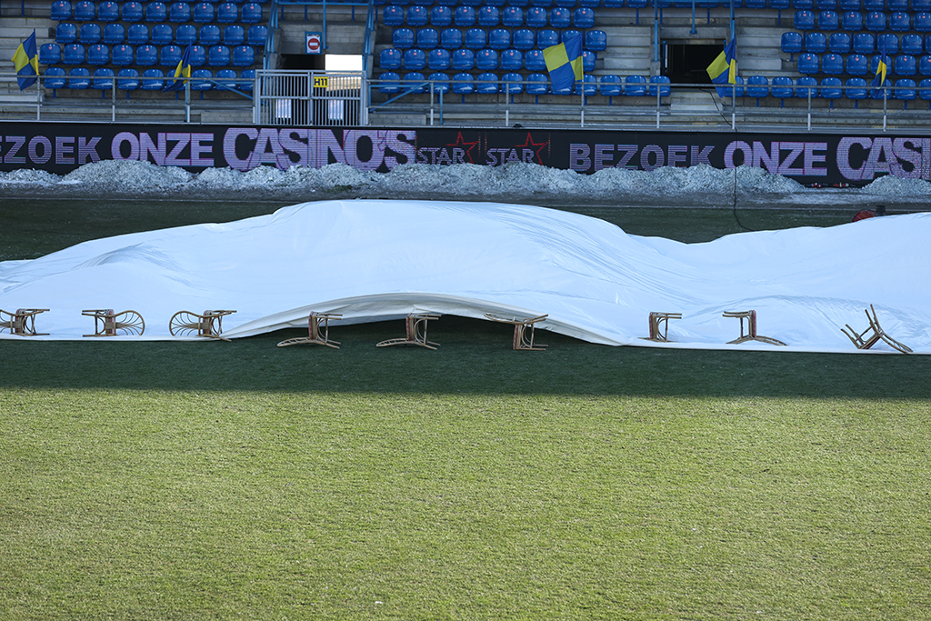 Allen Bemühungen zum Trotz: Der Fußballplatz in Beveren blieb am Samstag unbespielbar (Bild: David Pintens/Belga)