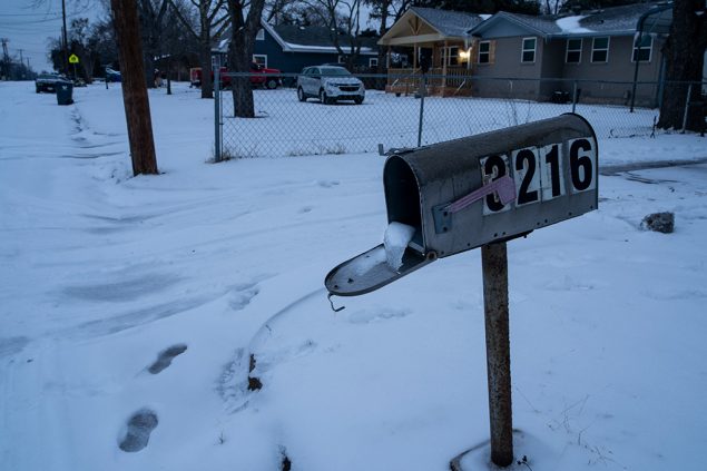 18.2.2021 Archivbild: Matthew Busch/AFP US-WEATHER-ENVIRONMENT A mailbox is seen frozen in a snow covered neighborhood in Waco, Texas as severe winter weather conditions over the last few days has forced road closures and power outages over the state on February 17, 2021. - Millions of people were still without power on February 17 in Texas, the oil and gas capital of the United States, and facing water shortages as an unusual winter storm pummeled the southeastern part of country. The National Weather Service (NWS) issued a winter storm warning for a swathe of the country ranging from east Texas to the East Coast state of Maryland. (Photo by Matthew Busch / AFP)
