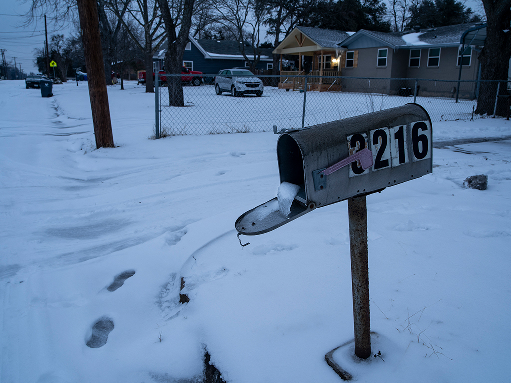 18.2.2021 Archivbild: Matthew Busch/AFP US-WEATHER-ENVIRONMENT A mailbox is seen frozen in a snow covered neighborhood in Waco, Texas as severe winter weather conditions over the last few days has forced road closures and power outages over the state on February 17, 2021. - Millions of people were still without power on February 17 in Texas, the oil and gas capital of the United States, and facing water shortages as an unusual winter storm pummeled the southeastern part of country. The National Weather Service (NWS) issued a winter storm warning for a swathe of the country ranging from east Texas to the East Coast state of Maryland. (Photo by Matthew Busch / AFP)
