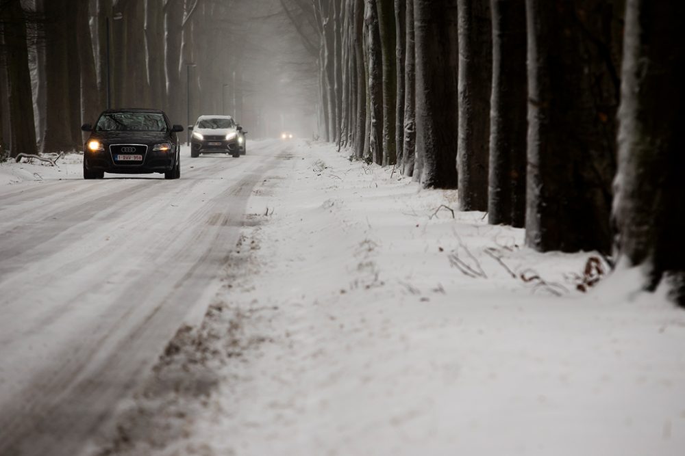 Verschneite Straße im Kemperland