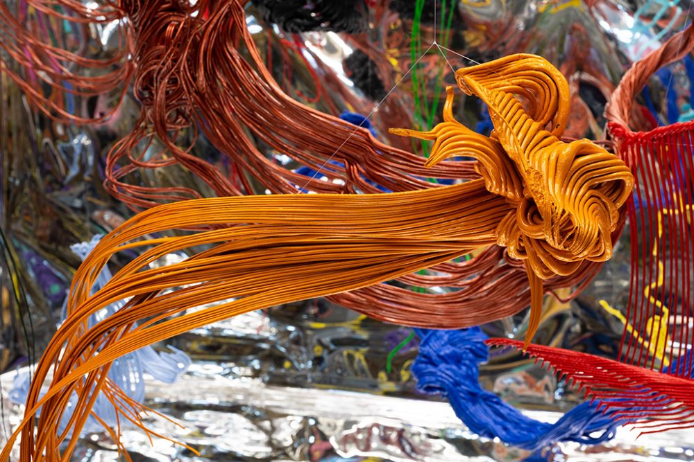 Daniel Knorr, Calligraphic Wig, 2019, Recycelter Kunststoff, Farbe, PVC-Spiegelfolie, 4,8 x 4,3 x 2,5 m © Chungking Mansions, Hongkong