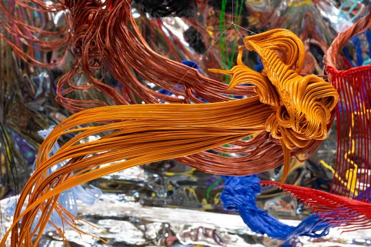 Daniel Knorr, Calligraphic Wig, 2019, Recycelter Kunststoff, Farbe, PVC-Spiegelfolie, 4,8 x 4,3 x 2,5 m © Chungking Mansions, Hongkong