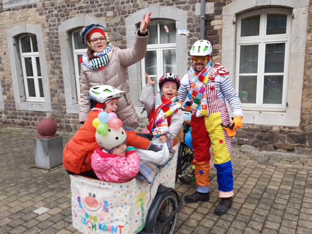 Kleinster Rosenmontagszug in Eupen (Bild: Michaela Brück/BRF)