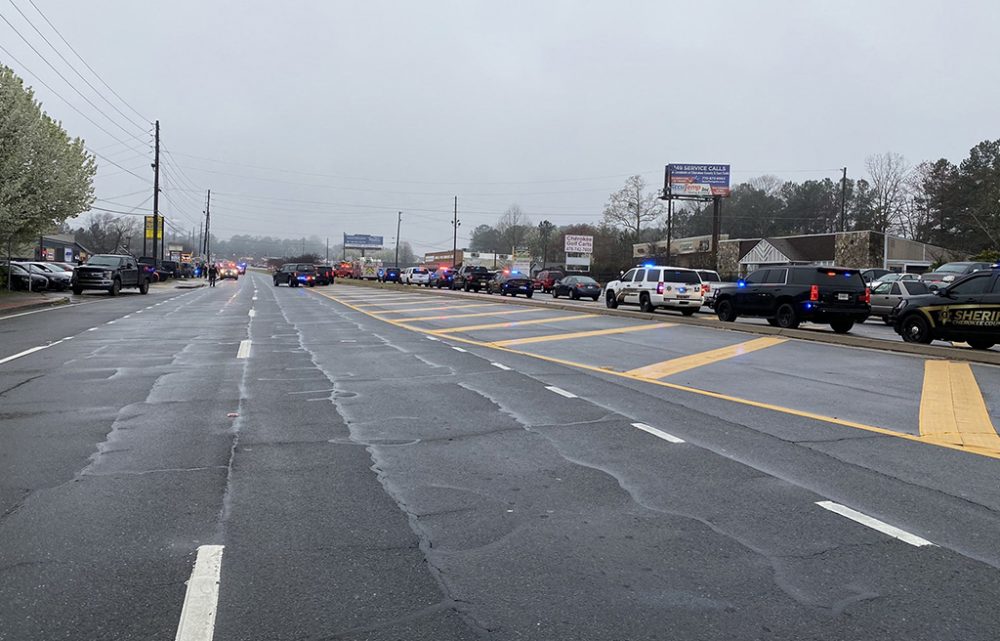 Polizeifahrzeuge vor einem der Spas in Atlanta
