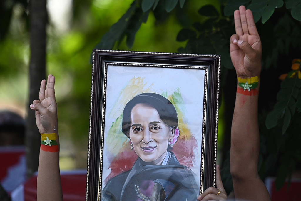 Demonstranten mit einem Bild von Aung San Suu Kyi bei einem Protest am 24. Februar in Yangon (Bild: Sai Aung Main/AFP)