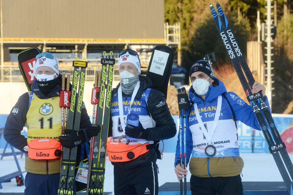 Die drei Erstplatzierten vom Biathlon-Weltcup in Nove Mesto (Bild: Michal Cizek / AFP)
