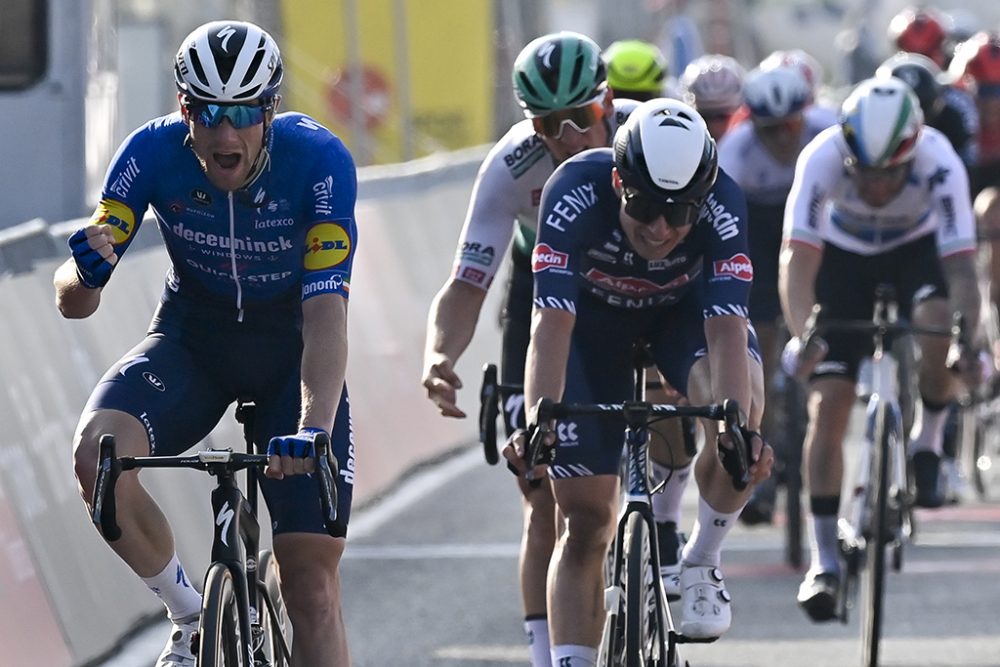 Sam Bennett gewinnt Brügge-De Panne vor Jasper Philipsen (Bild: Dirk Waem/Belga)