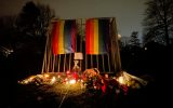Kerzen und Regenbogen-Flaggen am Unglücksort in Beveren (Bild: David Pintens/Belga)