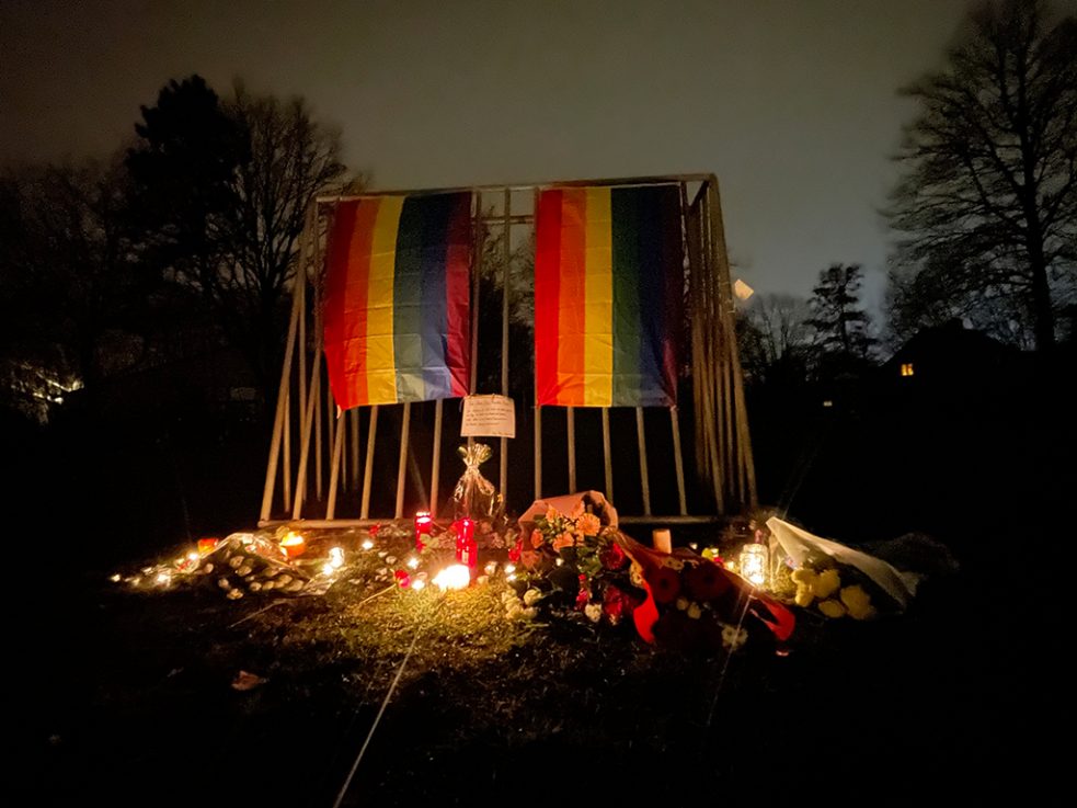 Kerzen und Regenbogen-Flaggen am Unglücksort in Beveren (Bild: David Pintens/Belga)